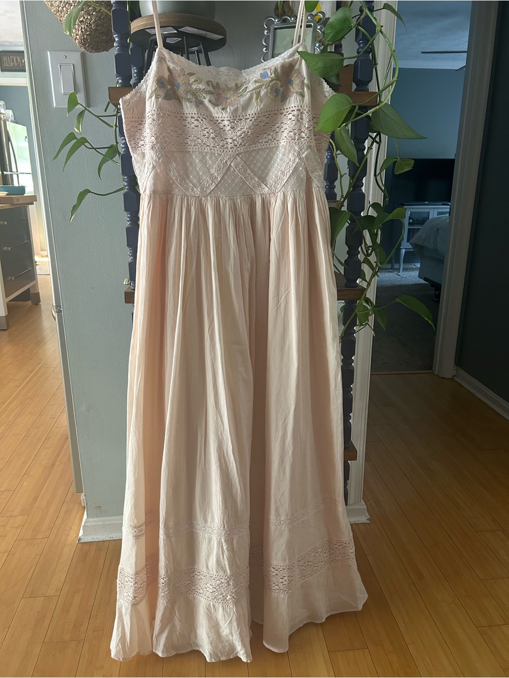 Delicate Pink Embroidered Maxi Dress - Brand: - Picture 2 of 11